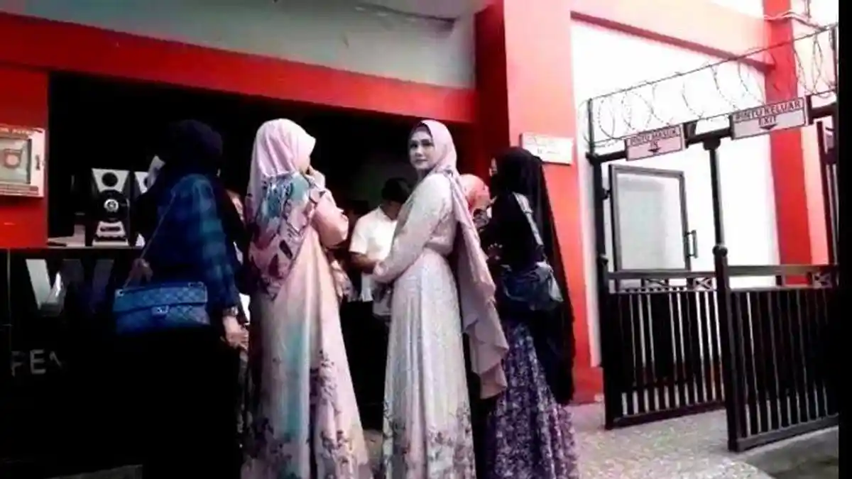 Senyum Mulan Jameela Jemput Cintanya Ahmad Dhani di LP Cipinang