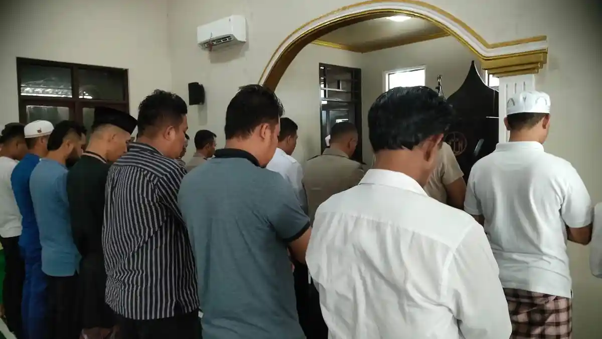 Jajaran Polres SBB Sholat Gaib tuk Korban Gempa Cianjur