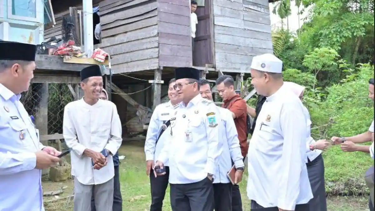 Wali Kota Maulana Berikan Bantuan Bedah Rumah Bagi Warga Seberang Kota Jambi