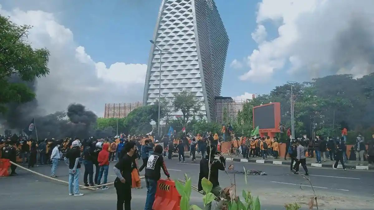 Aksi Reformasi Jilid II, 800 Mahasiswa UNM Blokade Jalan AP Pettarani, Pendidikan, dan Andi Jemma