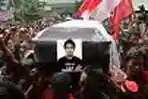 Peti Jenazah Sang Revolusioner 