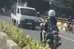 Viral-emak-emak-lawan-arah.jpg