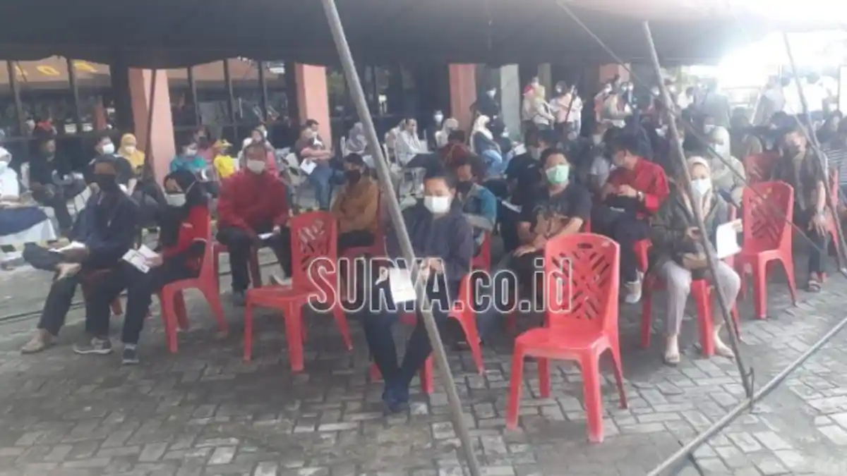 Masyarakat dan Keluarga Besar Polri Kota Kediri Mendapatkan Vaksinasi Covid-19