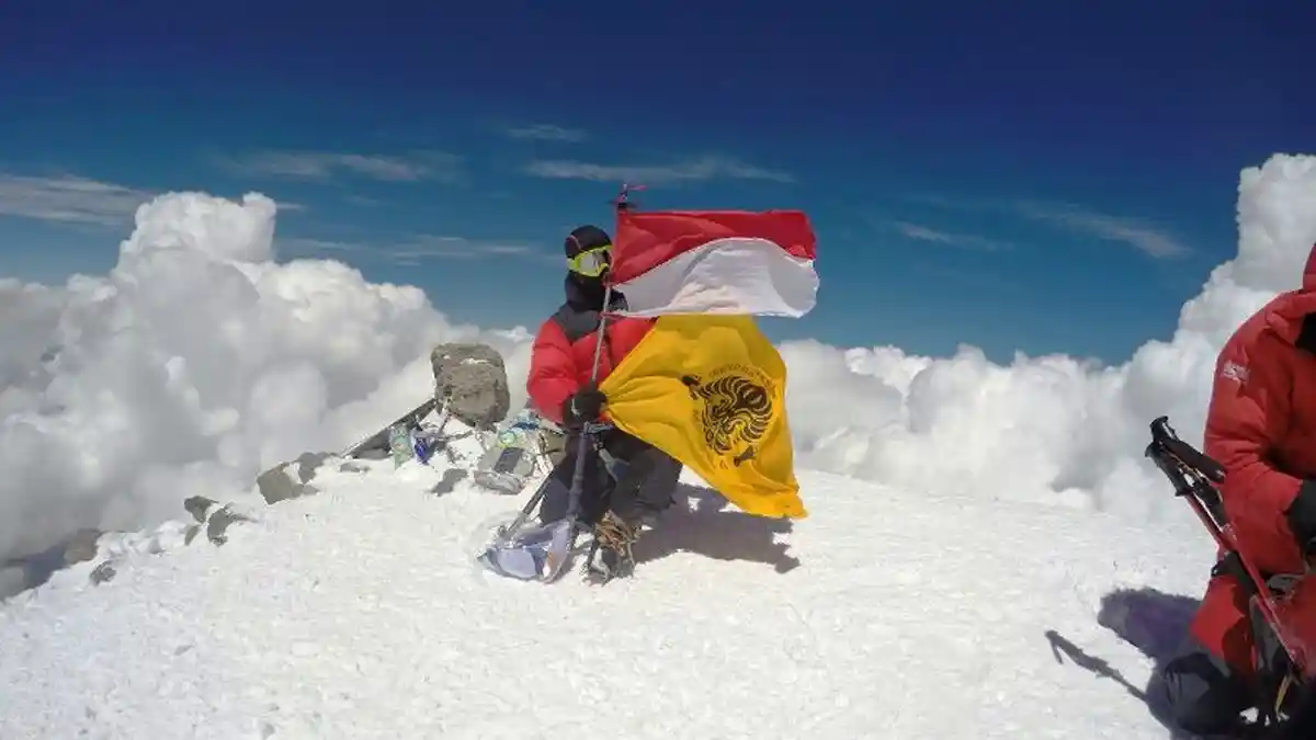 Pendaki Indonesia Kibarkan Merah Putih di Puncak Tertinggi Eropa