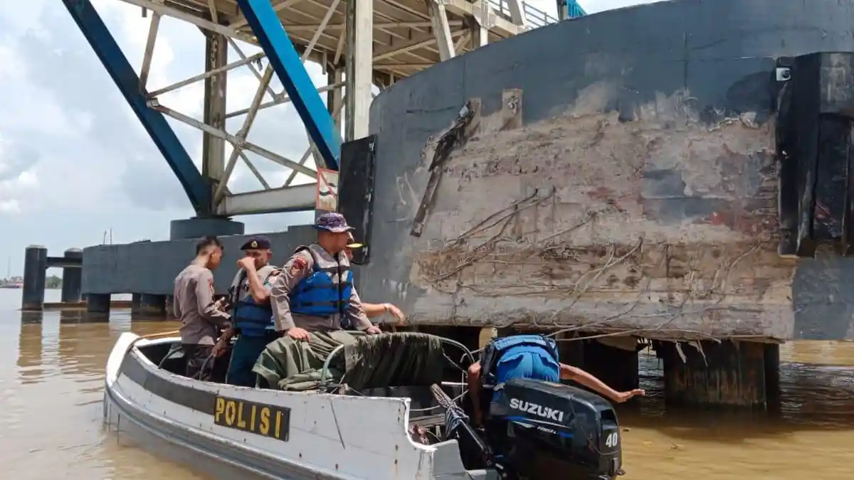 Pengaman Jembatan Muara Sabak Ditabrak Tug Boat Bermuatan Batu Bara