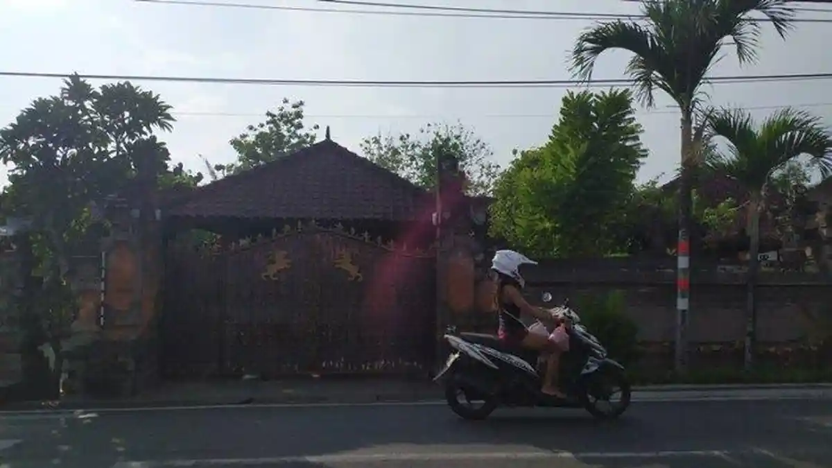 Eks Dirut Garuda Ari Askhara di Kampungnya, Punya Rumah dan Tanah Luas, Nginap di Hotel