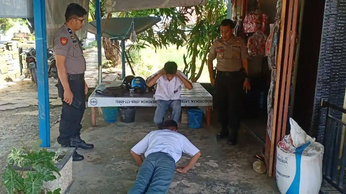 Polisi Hukum Push Up Siswa di Masamba Luwu Utara yang Berkeliaran Saat Jam Belajar