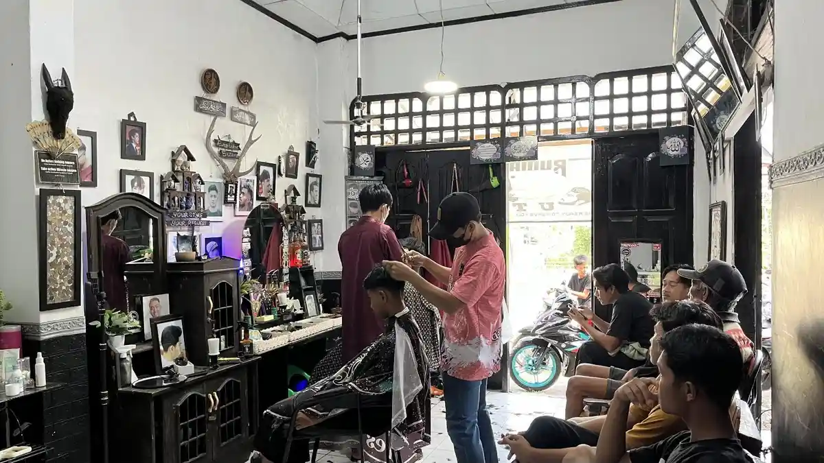 Berkah Jelang Lebaran, Tukang Cukur di Luwu Banjir Pengunjung