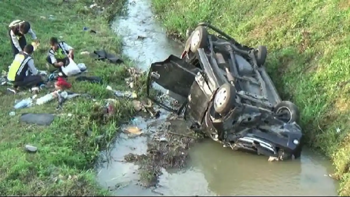 Mobil Pemudik Terguling Lalu Masuk Parit Di Tol Cipali, Diduga Sopir Mengantuk