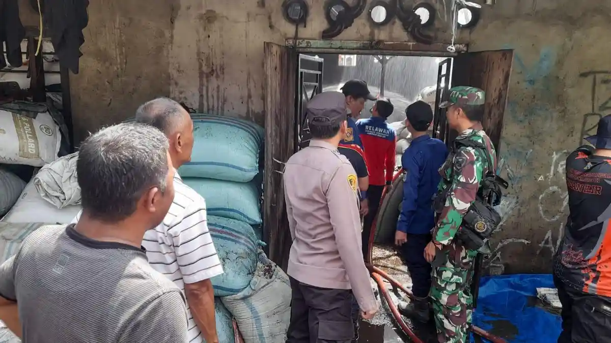 Api Tiba-tiba Membesar Saat Sangrai Biji Kopi, Gudang di Talang Balai ...