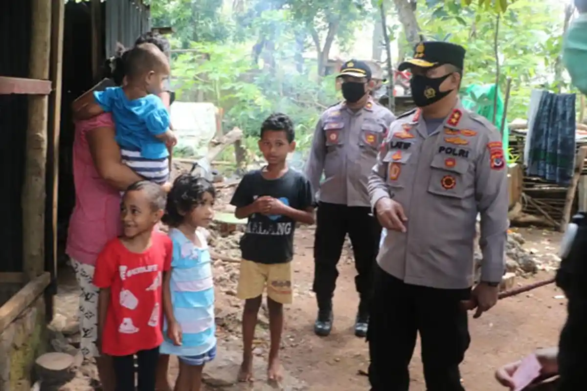 Prihatin Dengan Kondisi Warga, Kapolda NTT Salurkan Bantuan Kemanusiaan