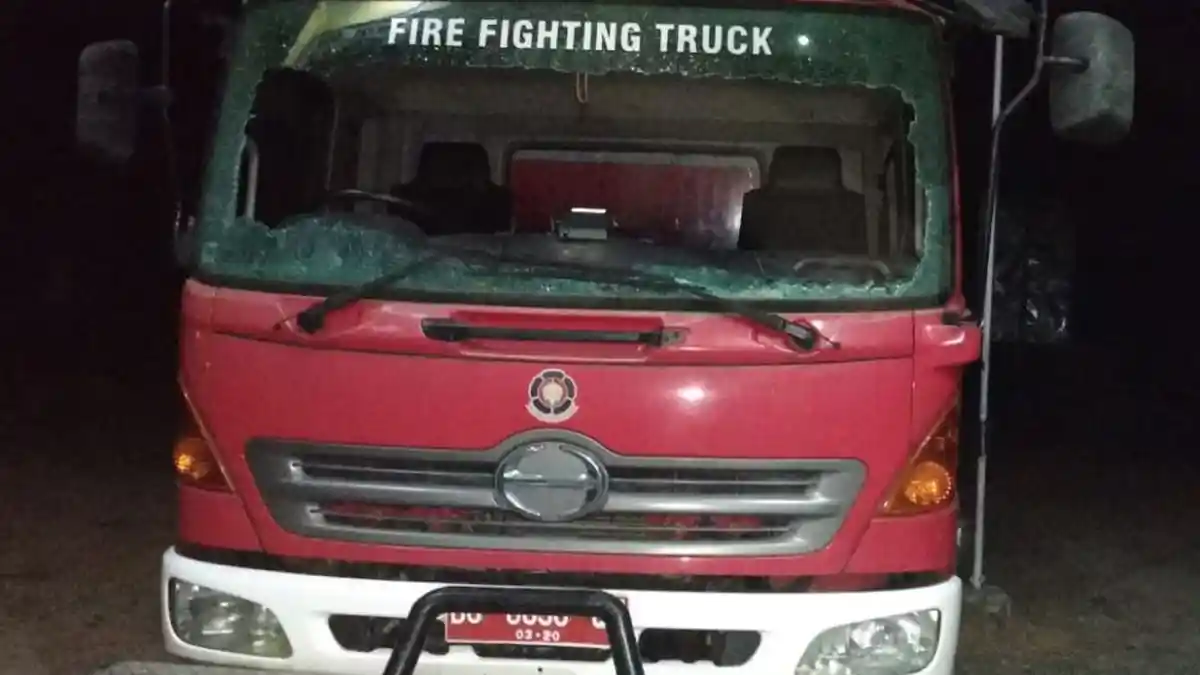 Kaca Mobil Damkar Muratara Pecah Dilempari Batu saat Hendak Padamkan Kebakaran Lahan