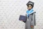 Baby Niken Jadi Sarjana S1