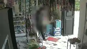 Modus-Ambil-Penjepit-Gitar-Kuli-Bangunan-di-Kendari-Sulawesi-Tenggara-Terekam-CCTV-Curi-Celengan.jpg