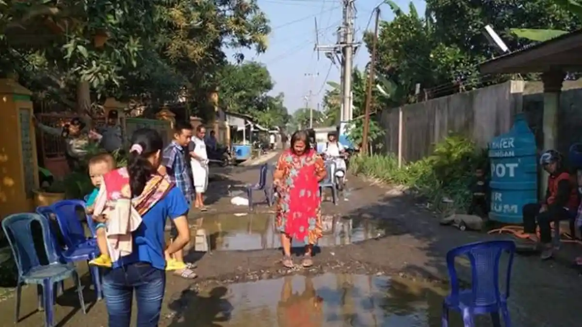 Warga Buntu Bedimbar Ramai-ramai Mancing Ikan Lele di Tengah Jalan