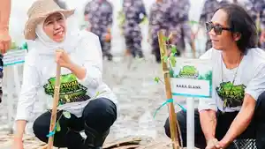 gubernur-jatim-khofifah-dan-kaka-slank-tanam-mangrove.jpg