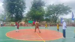 Camat-Bajawa-Stephanus-FH-Dore-saat-memberikan-tendangan-kick-off.jpg