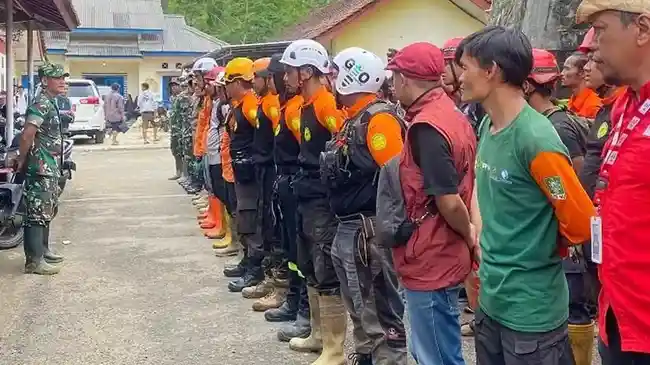 Tanah Masih Bergerak, Tim SAR Cari Warga yang Hilang di Banjarnegara Tanpa Bantuan Alat Berat