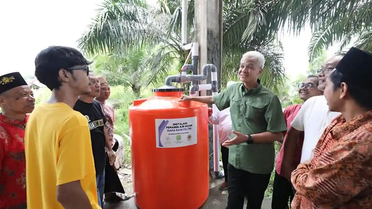Ganjar Tinjau Pemanfaatan Gama Rain Filter di Ponpes Syaichona Cholil