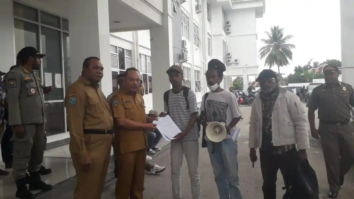 Mahasiswa Demo Damai di Kantor Bupati Fakfak, Berikut Tuntutannya 
