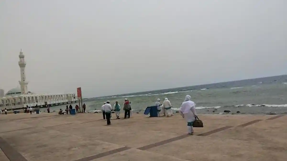 Aura Sakral Bersembahyang di Masjid Terapung di Laut Merah, Jeddah, Arab Saudi