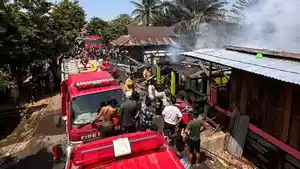 2-rumah-lawang-wetan-terbakar.jpg