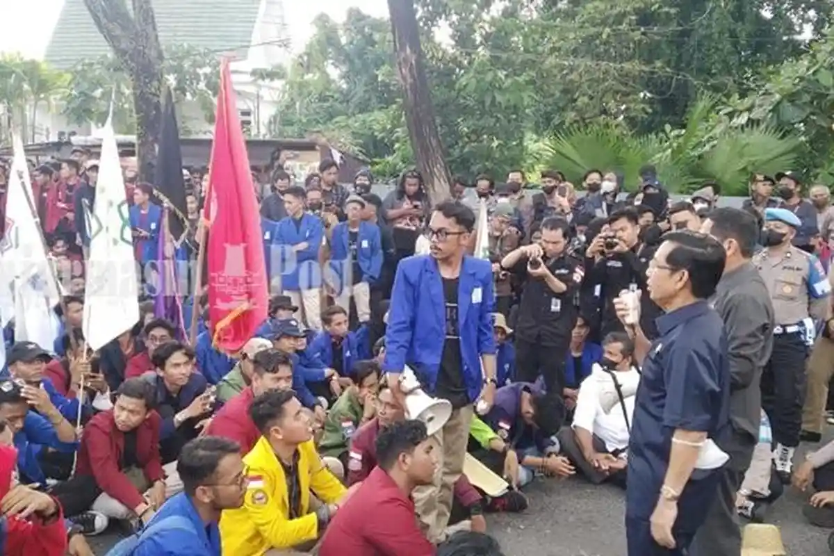 Demo Tolak Kenaikan Harga BBM, Mahasiswa Tunggu Ketua DPRD Kalsel Supian HK