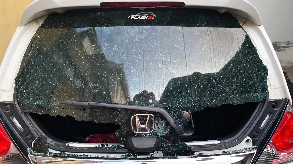 VIRAL Kaca Belakang Mobil MUA Jogja Pecah Diduga Ditembak Senapan Angin di Daerah Sleman