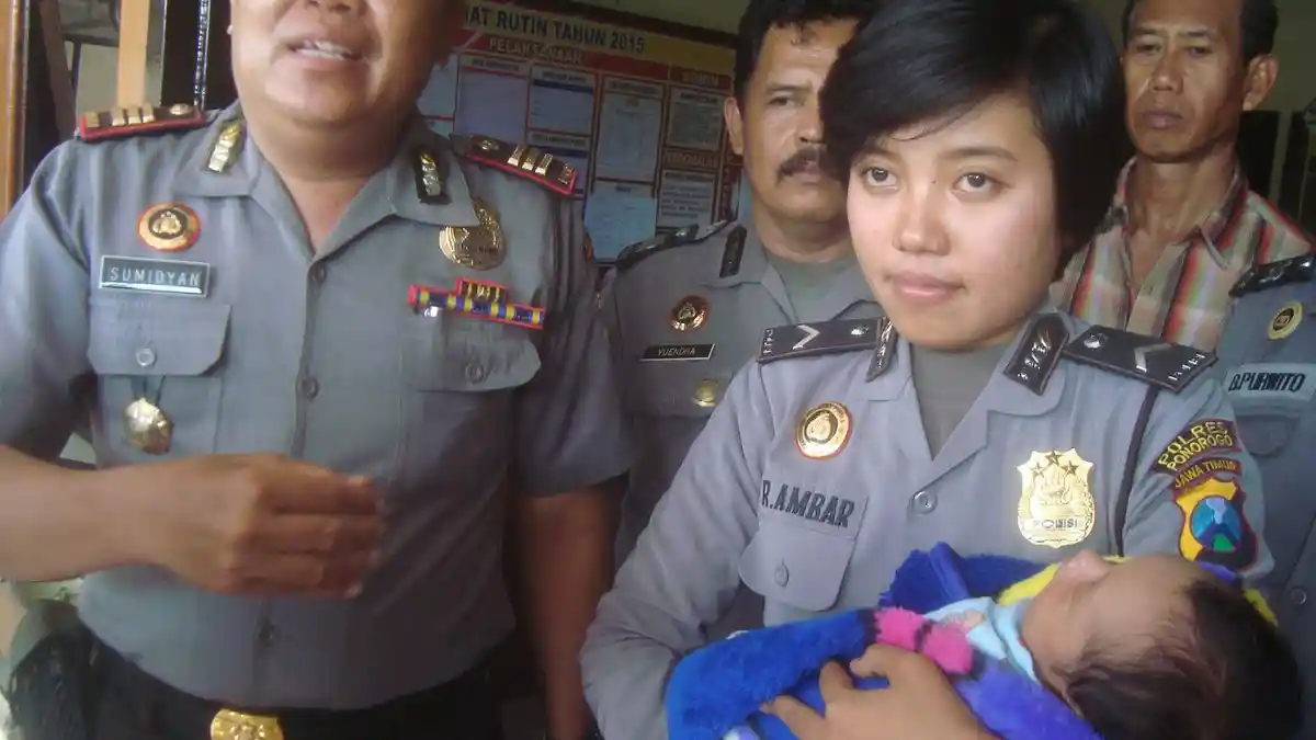 Suami Berikan Bayi ke Istri, Ternyata Hasil Selingkuh dengan Janda