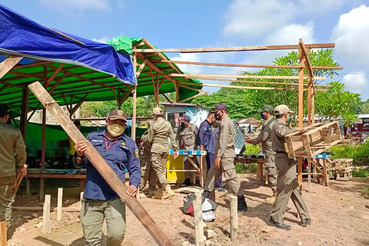 BREAKING NEWS Aparat Gabungan Bongkar Lapak PKL di Sekeliling Polder Air Hitam Samarinda