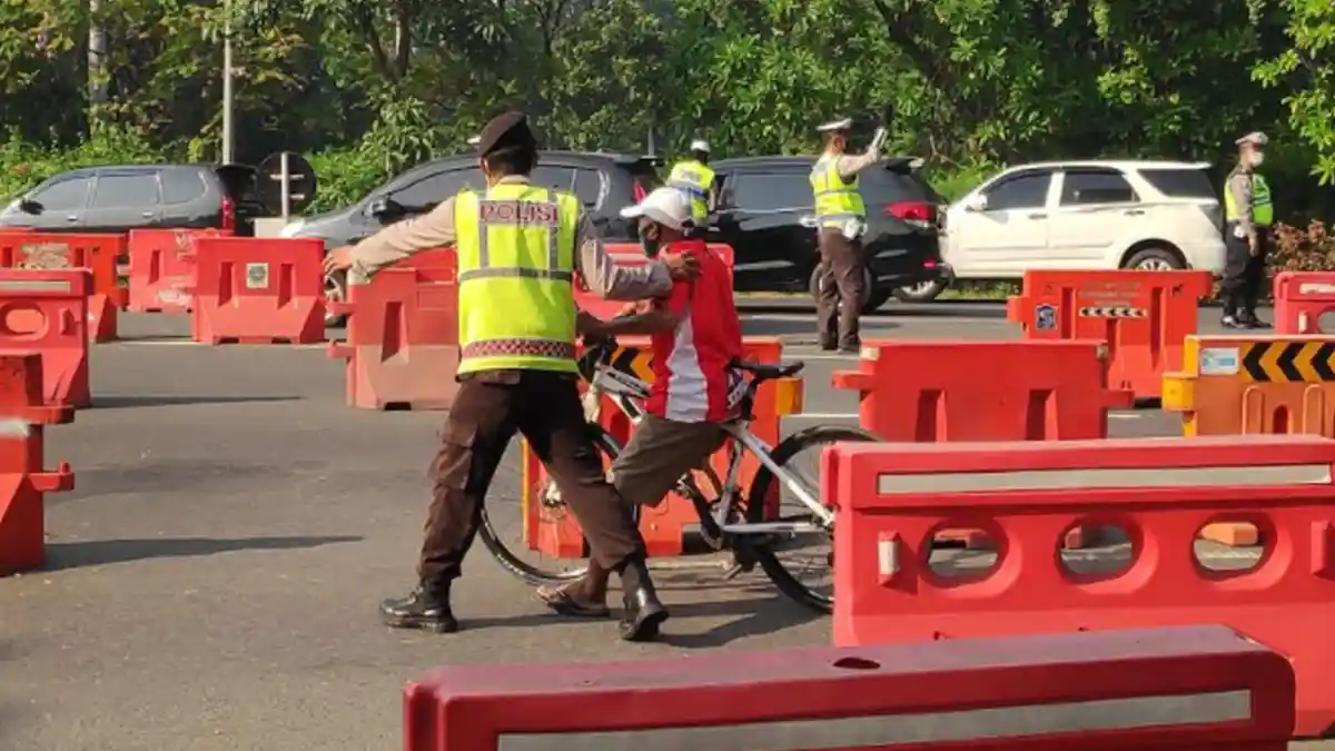 Hari Kedua Penerapan PPKM Darurat di Bundaran Waru Surabaya, Pesepeda Onthel Disuruh Putar Balik