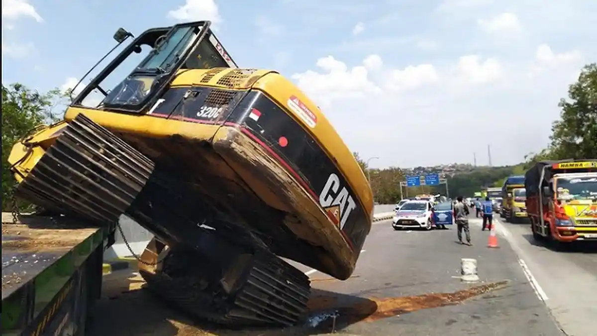 Kemacetan Mengular Hingga 1 Kilometer, Truk Trailer Masih Belum Dievakuasi