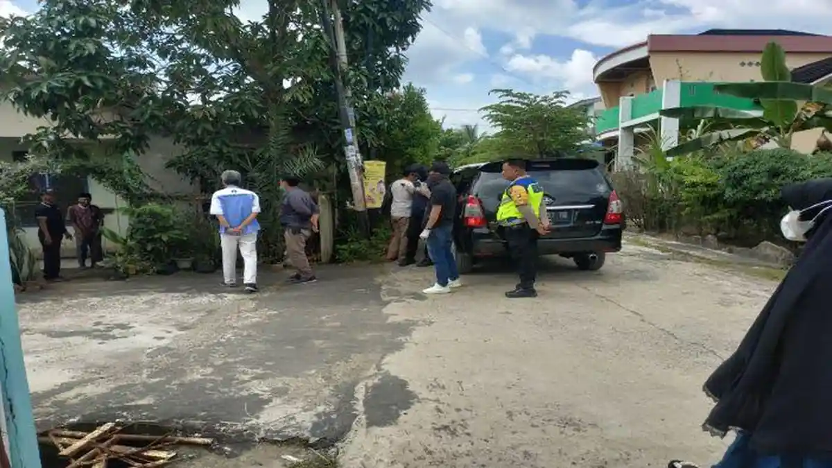 Rumah Terduga Teroris di Tanjung Barangan Digeledah, Densus 88 Bawa Puluhan Buku, Jaket dan 1 Panah