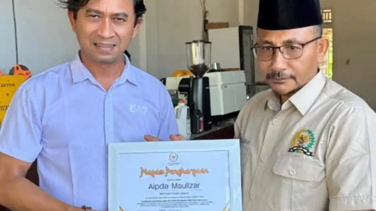 Aipda Maulizar Terima Piagam Penghargaan atas Aksi Heroik Selamatkan Warga dari Banjir Bandang