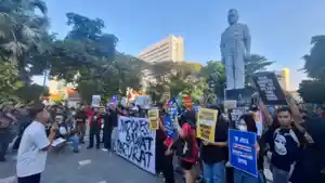 UNJUK-RASA-Salah-satu-demonstran-sekaligus-Pedagang-Lumpia-ikut-menyuarakan.jpg