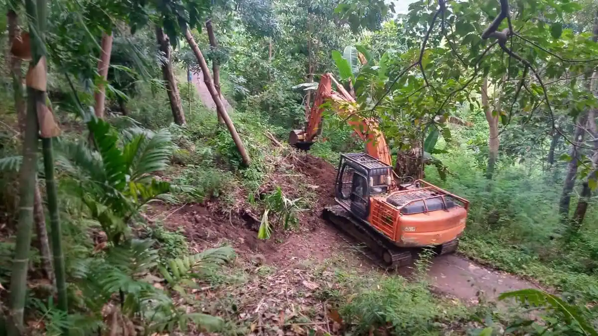 Hujan Lebat, Jalan Jalan Waerana-Nangarawa Manggarai Timur Longsor