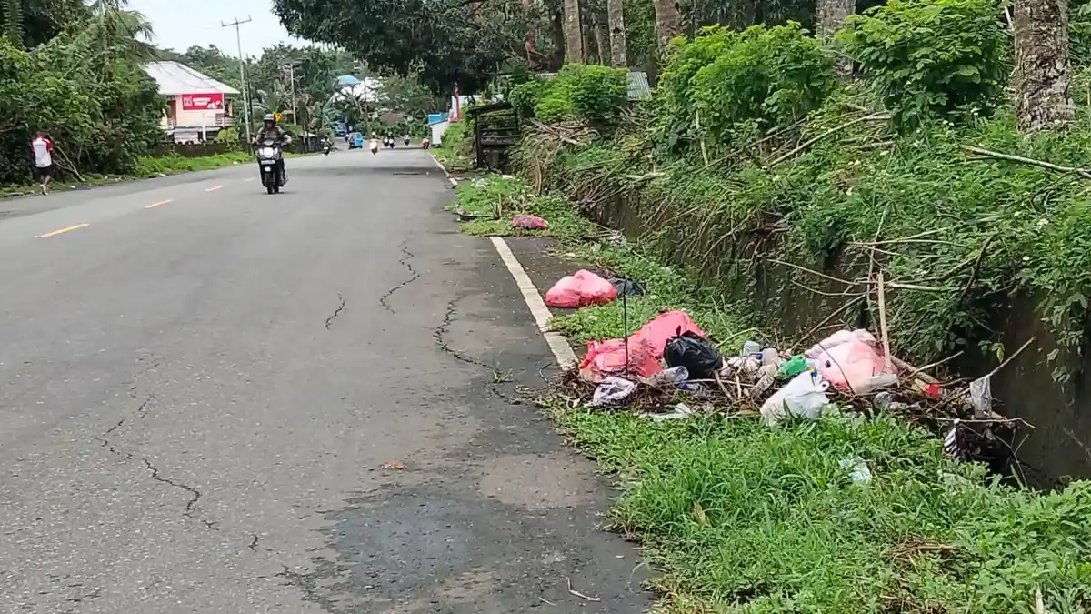 Miris! Sampah Berserakan Sepanjang Bibir Jalan Desa Suli Maluku Tengah