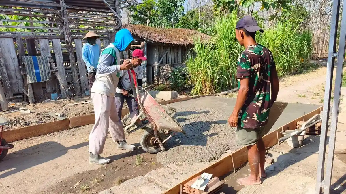 Warga Pakah RT 01 Gotong Royong Betonisasi Jalan Gang 93 Meter