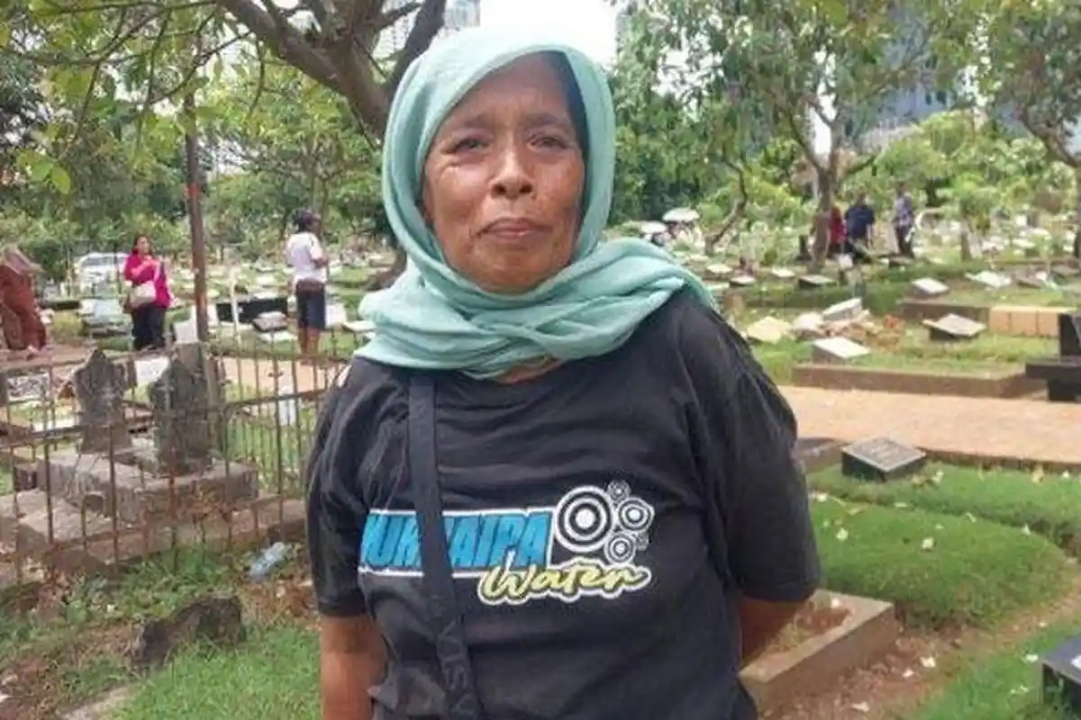 Modal Sapu & Ikrak, Nisdel Raup Rp500 Ribu Sehari Bersihkan Makam, Tak Masalah Tidur di Atas Kuburan