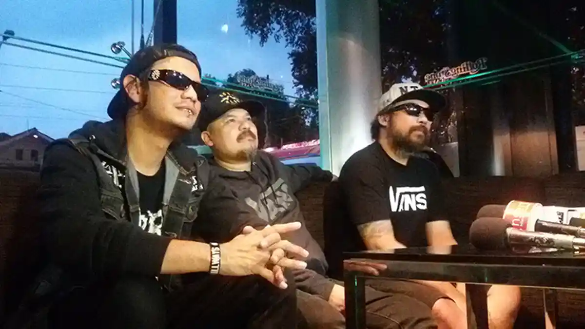 Eno 'NTRL' Dapat Kejutan Kue Ulang Tahun Ketika Manggung