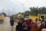 warga-memblokir-jalan-pintu-masuk-pltu-3-4-di-nagan-raya.jpg