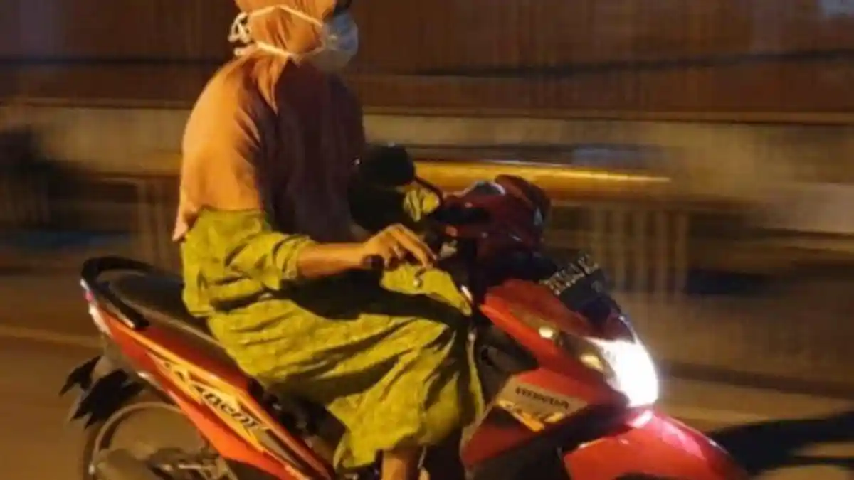 Memancing Gerombolan Begal Keluar Sarang: Pria Pakai Daster Malam-malam Naik Motor