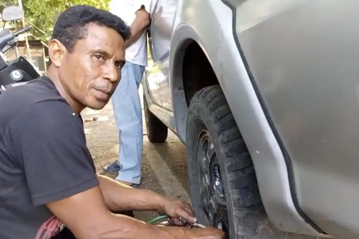 Kisah Inspiratif, Pria di Sikka 12 Tahun Sewa Tanah Pemerintah Buka Usaha Tambal Ban