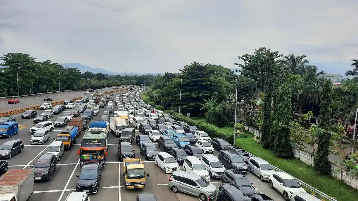 Jalur ke Puncak Ditutup, Antrian Kendaraan Mengekor Sampai Kilometer 42 Tol Jagorawi