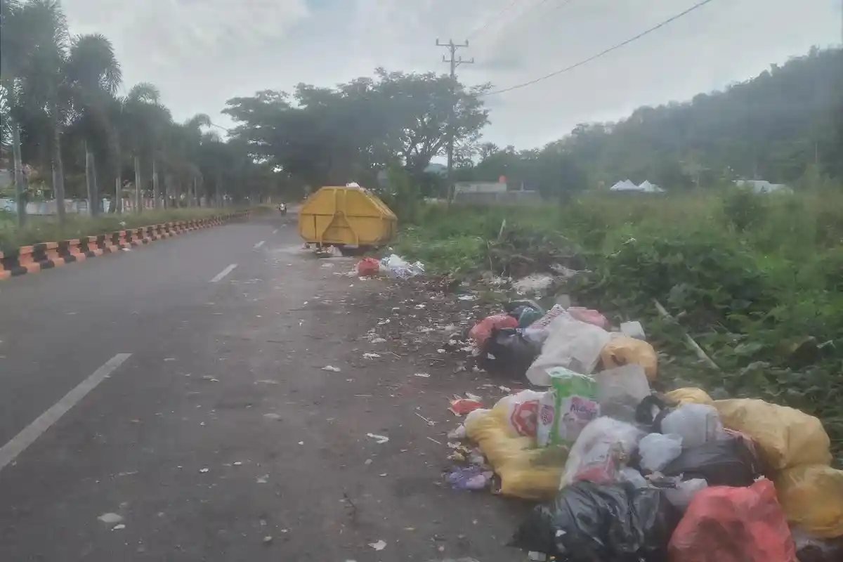 Jorok! Sampah Dibiarkan Menumpuk di Jalanan Dekat Kantor Pemkab Luwu
