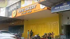Kondisi-toko-Jofie-Bakery-usai-karyawan-ditemukan-tewas-dan-pingsan-diduga-keracunan.jpg