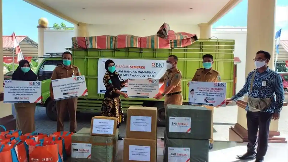 BNI Peduli, Berikan APD untuk Pemkab Bolmong dan Bahan Pangan ke Kaum Dhuafa