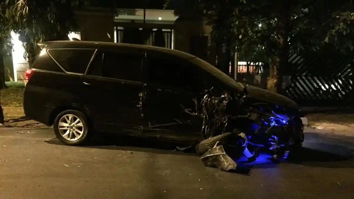 Kecelakaan di Jalan Diponegoro Semarang, 2 Mobil Innova Ringsek