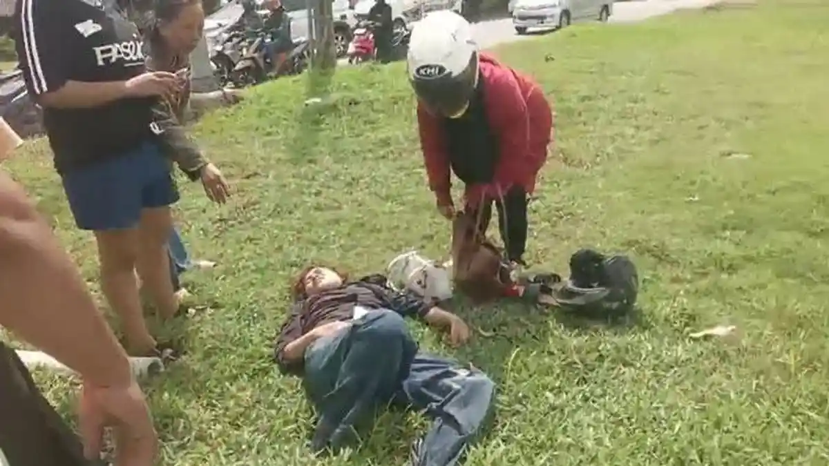 Breaking News, Kecelakaan di Batam Hari Ini, Pemotor Wanita Terkapar di Rerumputan Jalan Yos Sudarso - Tribunbatam.id