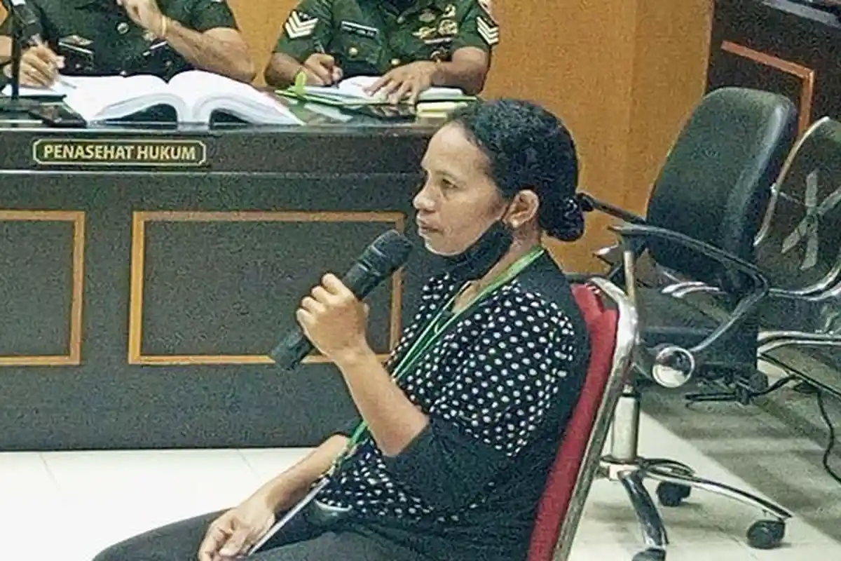 Sambil Menangis Ibu Iren Sebut Anggota Batalion Nagekeo Larang Foto dan Video Kondisi Prada Lucky